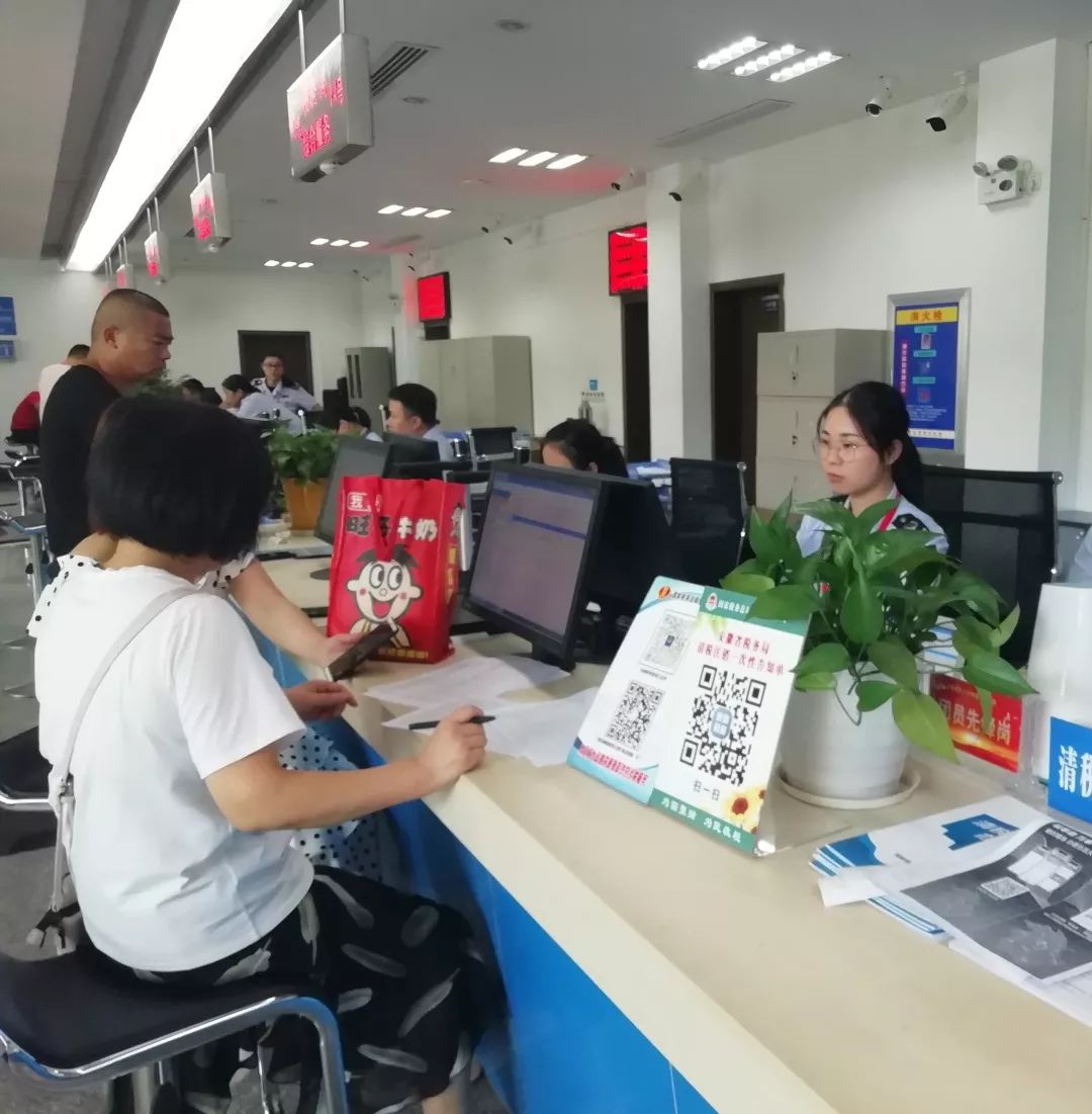 縣政務服務中心稅務局窗口優(yōu)化辦稅服務 六舉措提升納稅人獲得感與信息咨詢效能